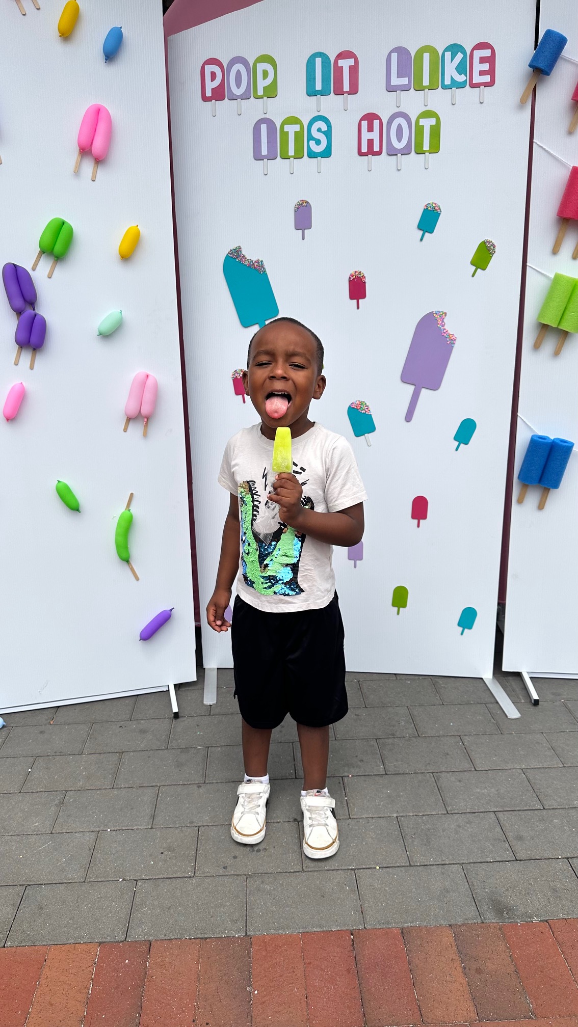 happy pop sizzle cart eating an ice pop